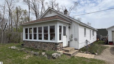 /international/us/618-prairie-street-clare-mi-110107786308/