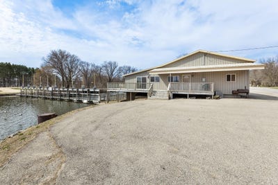 /international/us/141-w-mill-rd-blair-wi-110108920115/