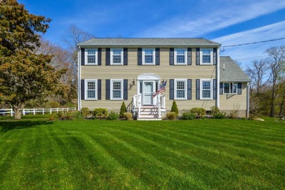 /international/us/15-marvin-circle-falmouth-ma-110097577626/
