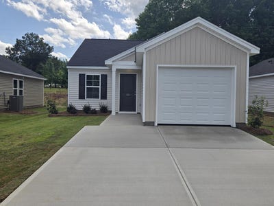 /international/us/131-cloverfield-lane-spartanburg-sc-110104574570/