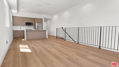 /international/us/10844-peach-grove-st-north-hollywood-ca-110108341037/