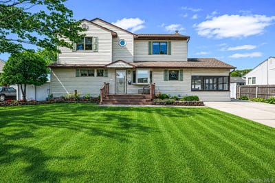 /international/us/11-windsor-street-islip-ny-110108691348/