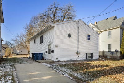 /international/us/1007-jackson-street-oshkosh-wi-110104975478/