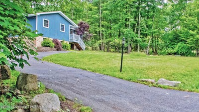 /international/us/31-seneca-road-mount-pocono-pa-110106182480/
