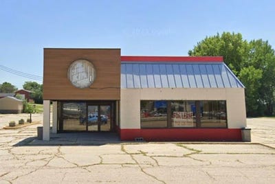 /international/us/2209-circle-drive-spirit-lake-ia-110104948345/