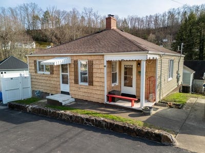 /international/us/504-brammer-street-mullens-wv-110106564804/