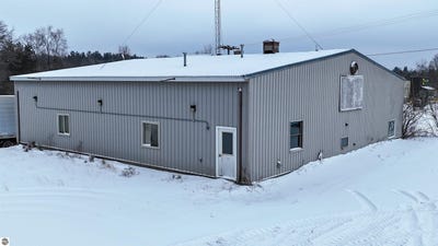 /international/us/1365-e-main-street-edmore-mi-110105193849/