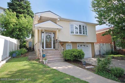 /international/us/8-poland-place-staten-island-ny-110108477070/
