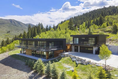 /international/us/11330-hoback-junction-s-road-jackson-wy-110107439475/
