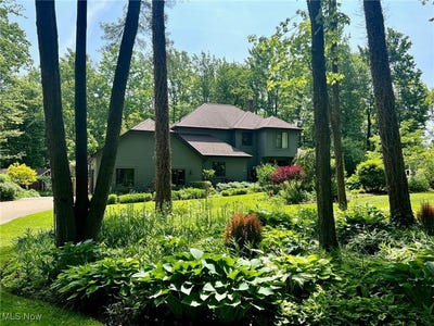 /international/us/8985-williams-road-chardon-oh-110100851541/