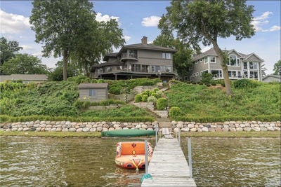 /international/us/2255-s-shore-boulevard-white-bear-lake-mn-110107057400/