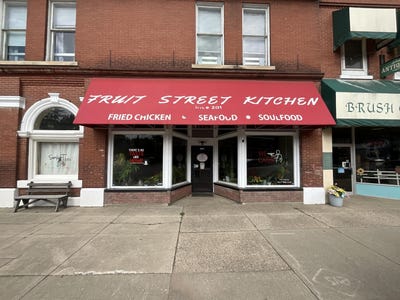 /international/us/105-n-paw-paw-street-lawrence-mi-110101095172/