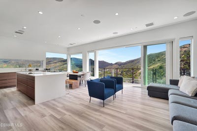 /international/us/990-alta-vista-road-simi-valley-ca-110107780941/