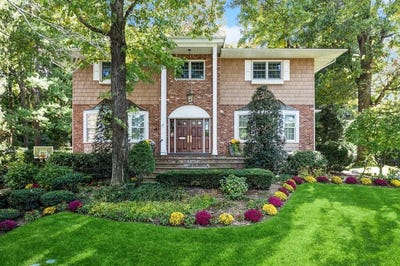 /international/us/25-wren-drive-east-hills-ny-110097117152/