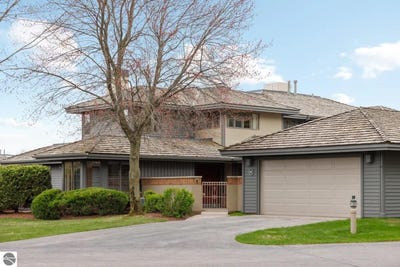/international/us/12659-s-marina-village-drive-traverse-city-mi-110108027262/