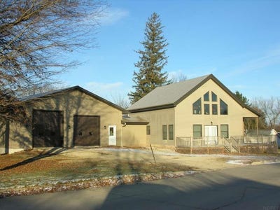 /international/us/301-w-main-street-riceville-ia-110103972701/