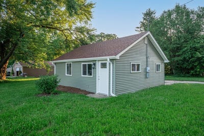 /international/us/335-w-grove-capron-il-110101348438/
