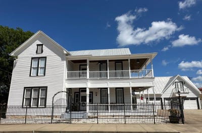 /international/us/326-w-colorado-st-la-grange-tx-110101162390/