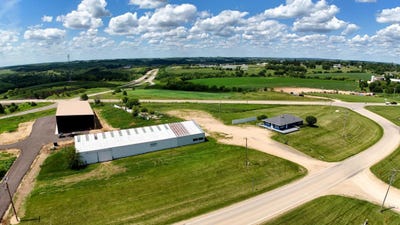 /international/us/674-county-road-o-mineral-point-wi-110108027050/