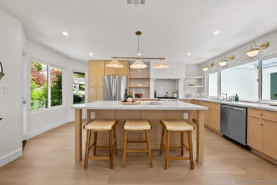 /international/us/4742-collinos-way-oceanside-ca-110108747571/
