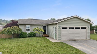 /international/us/9041-kingsfield-drive-kingsley-mi-110101427728/