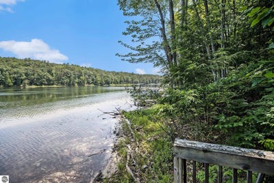 /international/us/16612-acorn-ridge-trail-beulah-mi-110101223399/?lang=zh-tw