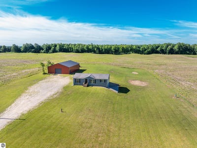 /international/us/8325-schell-road-buckley-mi-110108885080/