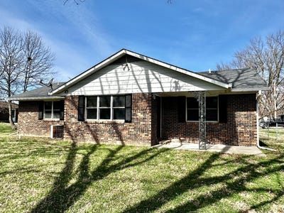 /international/us/105-court-st-new-franklin-mo-110106341575/
