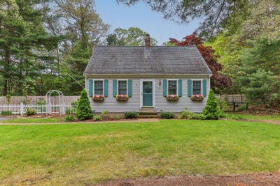 /international/us/195-knotty-pine-lane-centerville-ma-110108739605/