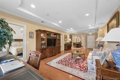 /international/us/348-trotting-lane-westbury-ny-110109376538/