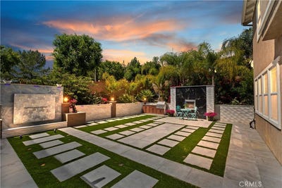 /international/us/8851-soothing-court-corona-ca-110120067647/