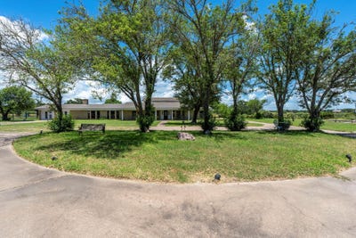 /international/us/3345-e-austin-st-giddings-tx-110108883628/