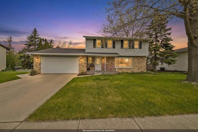 /international/us/413-s-good-hope-road-de-pere-wi-110107957097/