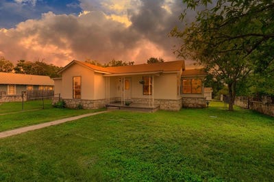 /international/us/736-moore-st-kerrville-tx-110101151775/