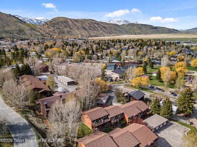 /international/us/452-e-kelly-avenue-jackson-wy-110107763763/