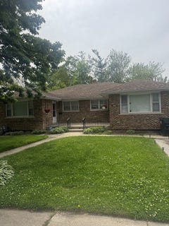 /international/us/208-1-2-blackstone-street-thornton-il-110108544917/