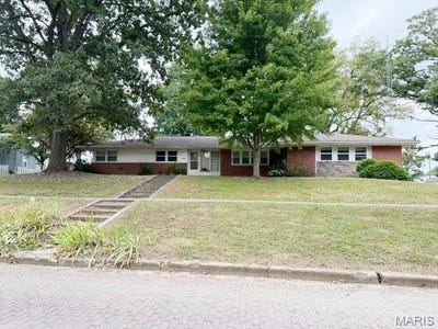 /international/us/134-n-broad-street-hillsboro-il-110110376475/