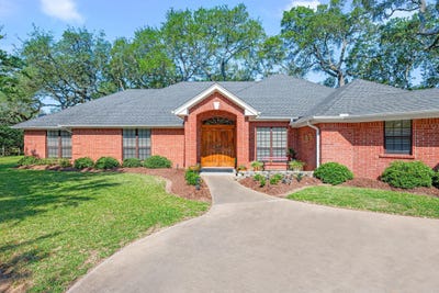 /international/us/119-creek-bend-ln-columbus-tx-110108140368/