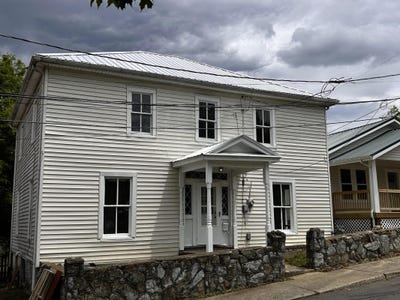 /international/us/114-e-henry-st-lexington-va-110120580804/