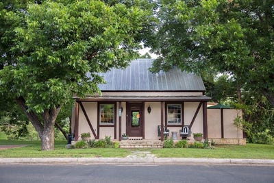 /international/us/204-s-elk-st-fredericksburg-tx-110106446663/