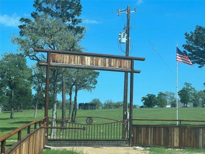 /international/us/212-meuth-cemetery-rd-red-rock-tx-110099471284/