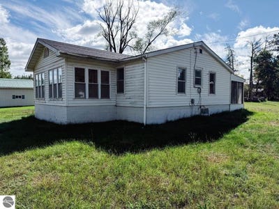/international/us/1650-w-washington-farwell-mi-110120464951/