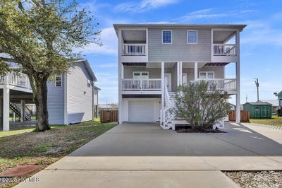 /international/us/629-s-fourth-avenue-kure-beach-nc-110098127344/
