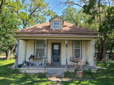 /international/us/205-s-cole-st-lindsborg-ks-110107840214/