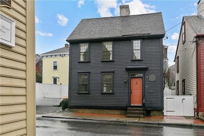 /international/us/11-cross-street-newport-ri-110108395180/