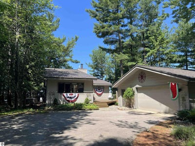 /international/us/304-s-golden-beach-drive-kewadin-mi-110100588568/