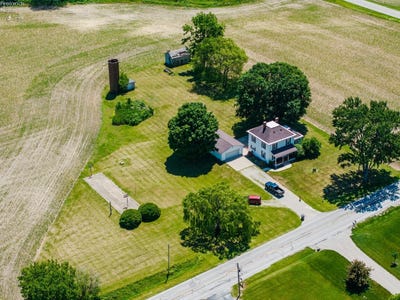 /international/us/3957-s-county-road-198-green-springs-oh-110108887289/