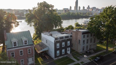 /international/us/33-broadway-rensselaer-ny-110099383664/