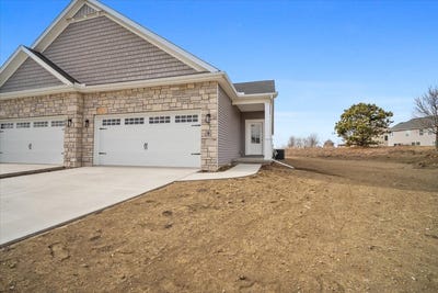 /international/us/8-stone-mill-court-bloomington-il-110105869743/
