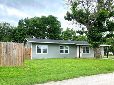 /international/us/102-s-oak-street-paradise-tx-110099016321/